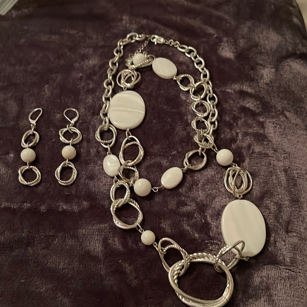 Beautiful Silver Tone Necklace And Earrings 15$